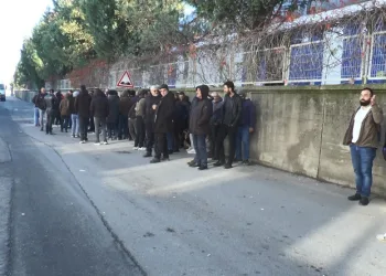 Maaşlarını alamayan işçiler fabrikayı bastı