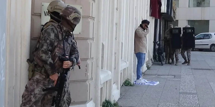 Başına tabanca dayayıp 3 saat direnmişti, tutuklandı