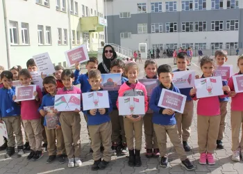 Manyas’ta ilkokul öğrencilerinden Filistinli çocuklara anlamlı bağış