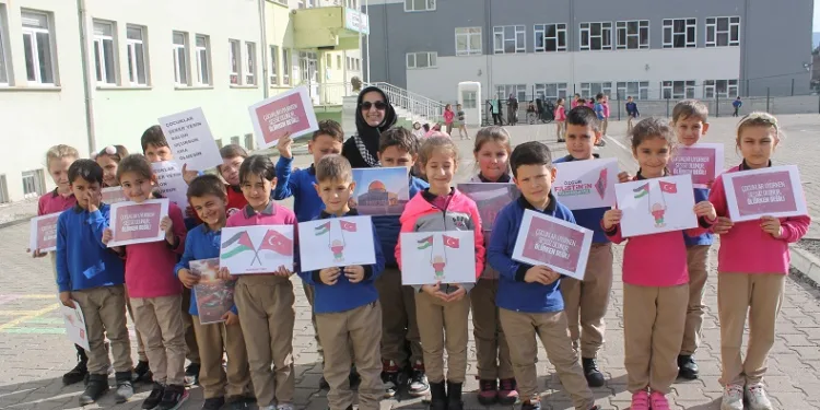 Manyas’ta ilkokul öğrencilerinden Filistinli çocuklara anlamlı bağış