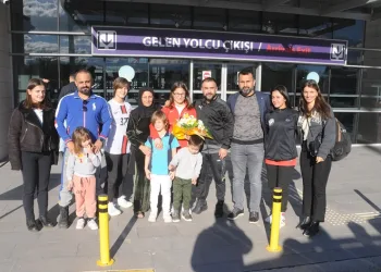 Boksta Avrupa 2.’si olan milli sporcu Nurselen Yalgettekin, Cizre’de çiçeklerle karşılandı