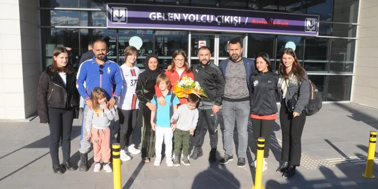 Boksta Avrupa 2.’si olan milli sporcu Nurselen Yalgettekin, Cizre’de çiçeklerle karşılandı