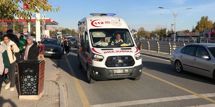 Elazığ’da otomobilin çarptığı genç kız ağır yaralandı