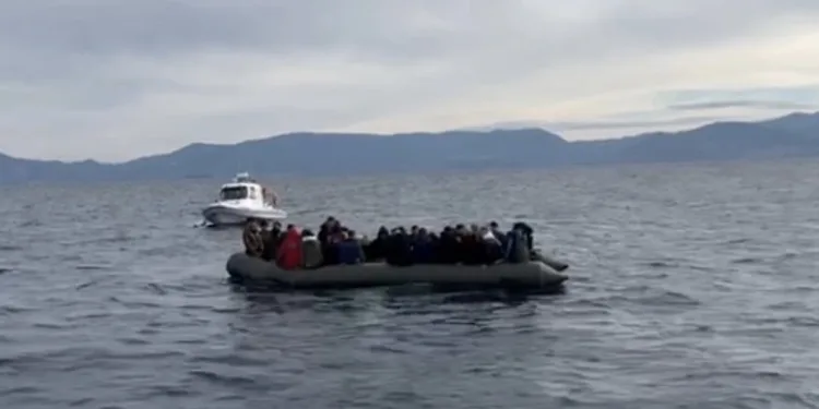 Ayvacık açıklarında 82 kaçak göçmen kurtarıldı, 17 kaçak göçmen yakalandı