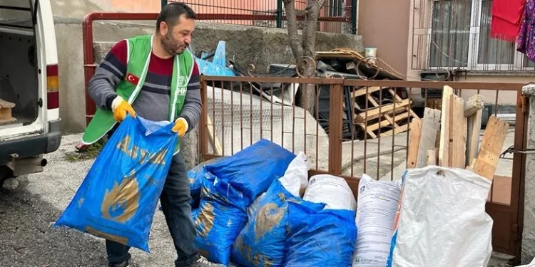 Kütahya İHH’dan ihtiyaç sahibi 300 aileye soba, kömür ve erzak yardımı