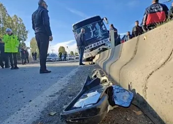 Hafriyat kamyonu yolcu otobüsüne çarptı