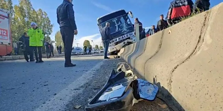 Hafriyat kamyonu yolcu otobüsüne çarptı
