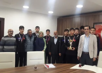 Bozyazı Kaymakamı Tuncay Topsakaloğlu, dereceye giren sporcuları kabul etti