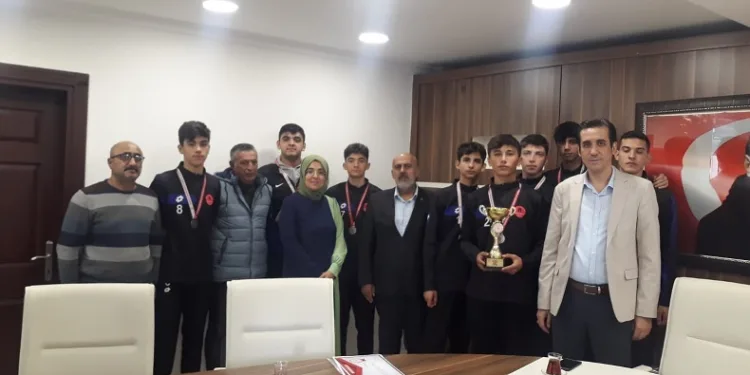 Bozyazı Kaymakamı Tuncay Topsakaloğlu, dereceye giren sporcuları kabul etti