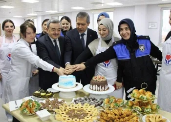 Genç kızlara polislerin desteğiyle pastacılık eğitimi