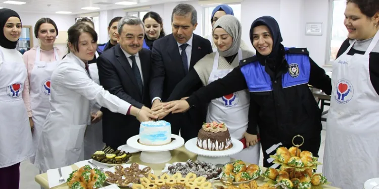 Genç kızlara polislerin desteğiyle pastacılık eğitimi
