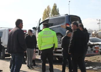 Muş’ta hafif ticari araca yük treni çarptı