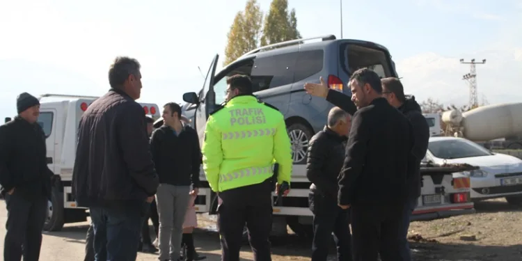 Muş’ta hafif ticari araca yük treni çarptı