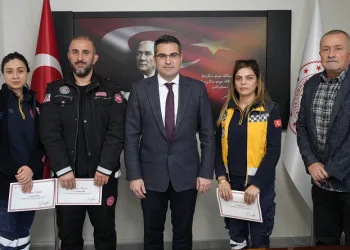 Erken müdahaleyle kalp krizi geçiren gazetecinin hayatını kurtaran ambulans ekibine başarı belgesi