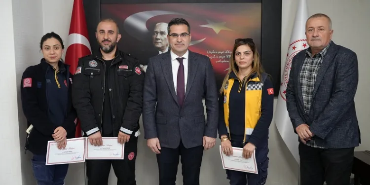 Erken müdahaleyle kalp krizi geçiren gazetecinin hayatını kurtaran ambulans ekibine başarı belgesi