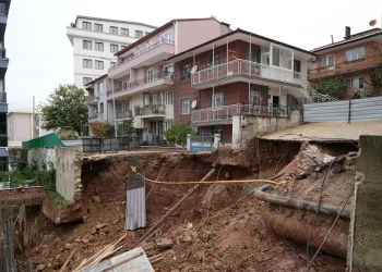 İstinat duvarı çöktü: 4 bina mühürlendi, 83 kişi tahliye edildi