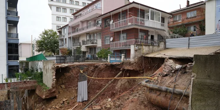 İstinat duvarı çöktü: 4 bina mühürlendi, 83 kişi tahliye edildi