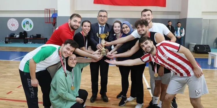 Sağlıkçılar voleybol turnuvasında buluştu
