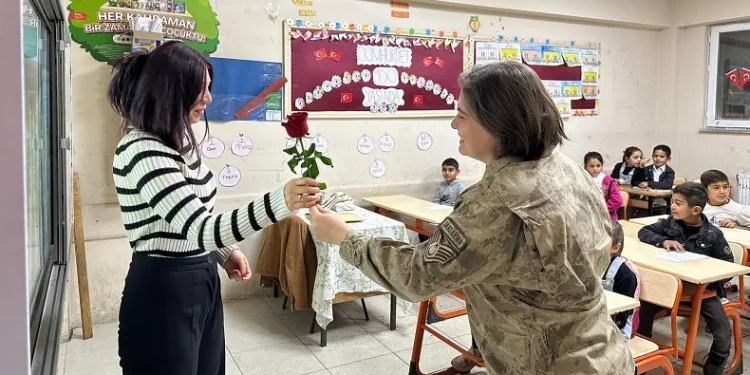 Jandarma ekiplerinden öğretmenlere anlamlı ziyaret