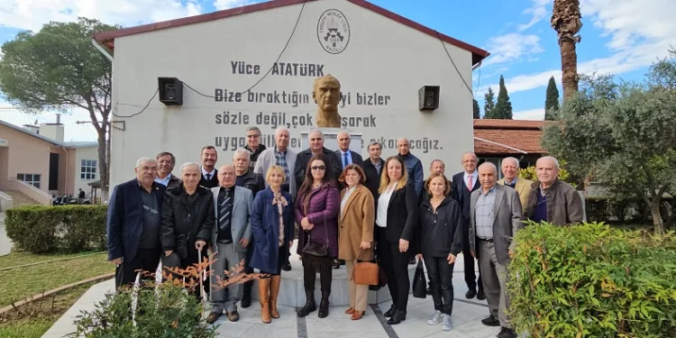 Emekli öğretmenler görev yaptıkları okulda hatırlarını tazeledi