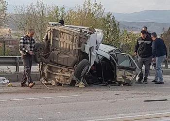 Kazada otomobil hurdaya döndü: 2 yaralı