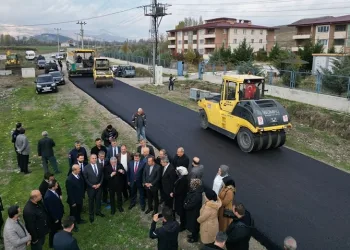Çorum Belediyesi, ilçelere verdiği asfalt sözünü yerine getirdi