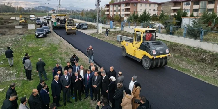 Çorum Belediyesi, ilçelere verdiği asfalt sözünü yerine getirdi
