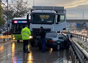 Beton mikseriyle çarpışan otomobil hurdaya döndü