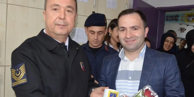 Esenköy’de jandarmadan Öğretmenler Günü jesti