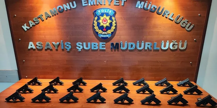 Durdurulan araçta 23 adet ruhsatsız tabanca ele geçirildi