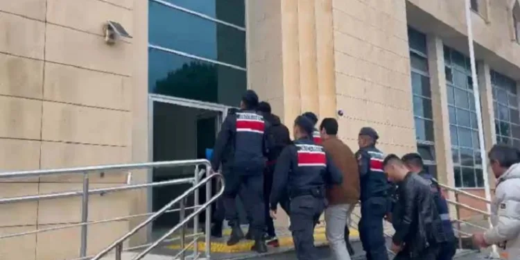 Çeşme’de 5 göçmen kaçakçısı yakalandı