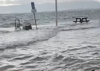 Bursa’da fırtına ve sağanak sebebiyle denizle karayolu birleşti