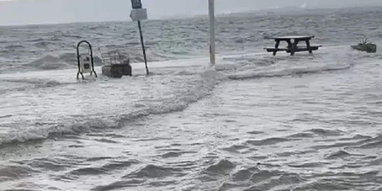 Bursa’da fırtına ve sağanak sebebiyle denizle karayolu birleşti