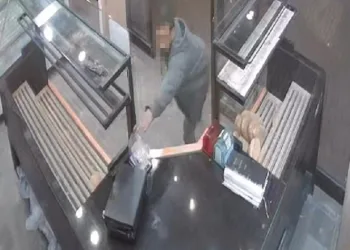 Bursa’da sadaka kutusunu çalan hırsız kamerada
