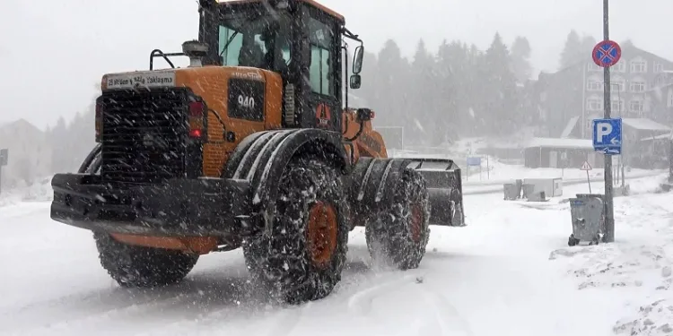 Uludağ’da kar yağışı devam ediyor
