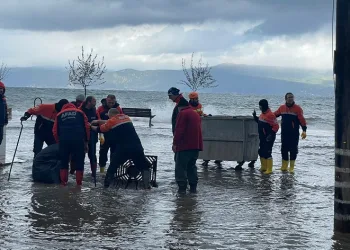 Bursa’da fırtına hayatı felç etti