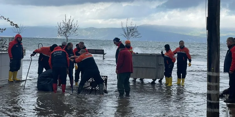 Bursa’da fırtına hayatı felç etti