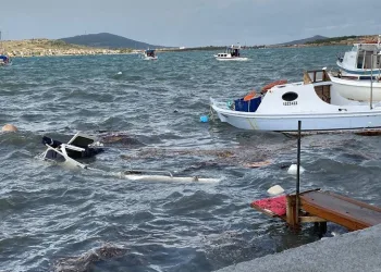 Kuvvetli fırtına ile gelen yağış Ayvalık’ı yıktı geçti