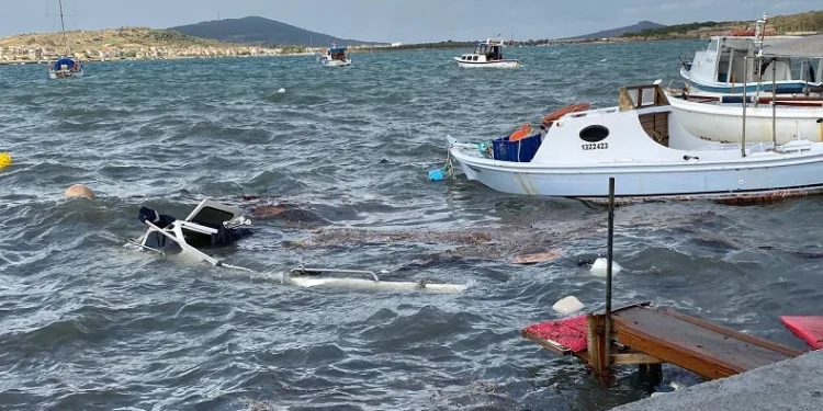 Kuvvetli fırtına ile gelen yağış Ayvalık’ı yıktı geçti