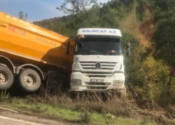 Kayganlaşan yolda kontrolü kaybolan tır devrildi
