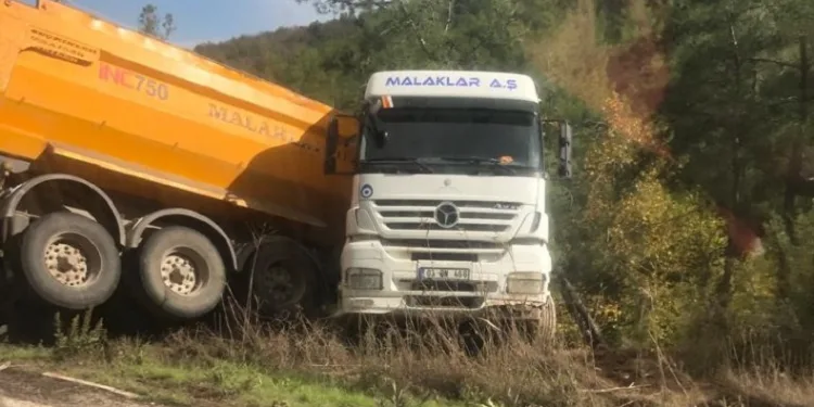 Kayganlaşan yolda kontrolü kaybolan tır devrildi
