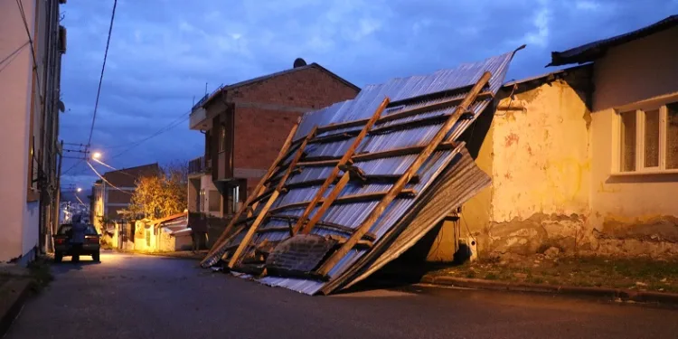 Sivas’ta 40’tan fazla binanın çatısı uçtu