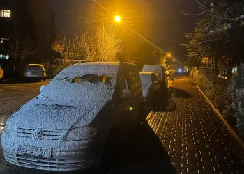 Eskişehir merkeze mevsimin ilk karı düştü