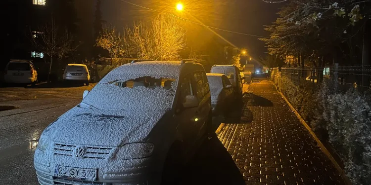 Eskişehir merkeze mevsimin ilk karı düştü