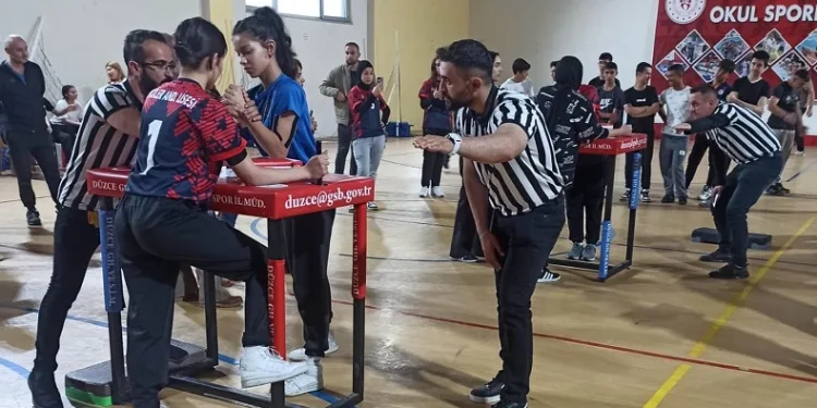 Bilek güreşinde 182 sporcu yarıştı