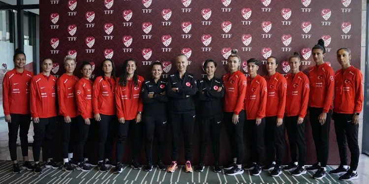 A Milli Kadın Futbol Takımı, basın mensupları ile buluştu