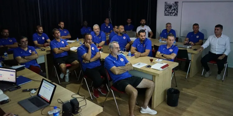 Antalyaspor, okullara iniyor