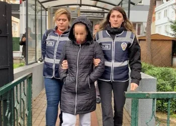 Bursa’da 2. kattan düşen kocasının başında bıçakla bekleyen kadın tutuklandı
