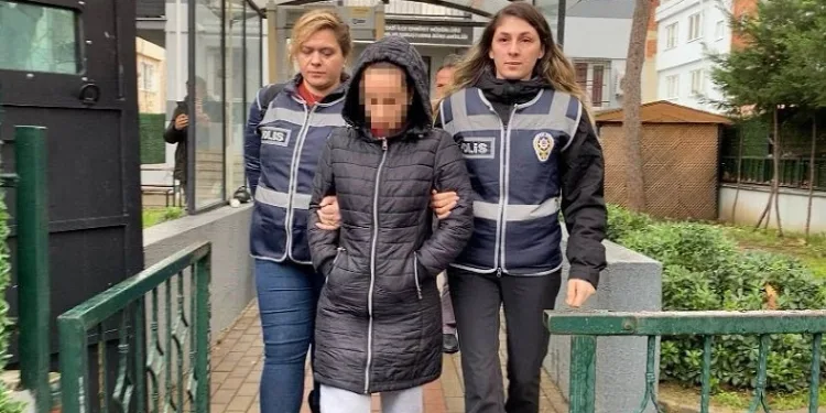 Bursa’da 2. kattan düşen kocasının başında bıçakla bekleyen kadın tutuklandı