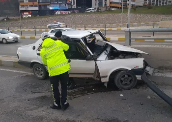 Refüjdeki duvara çarpan otomobilin sürücüsü ölümden döndü